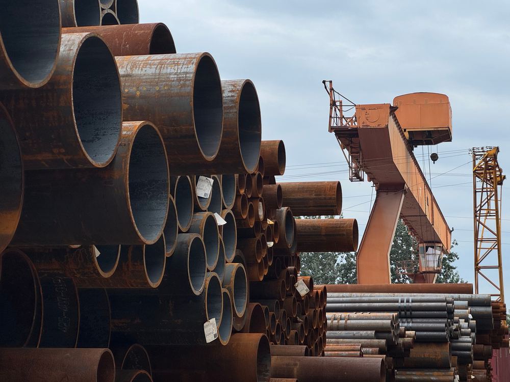 Acopio de tubería de acero en un patio industrial